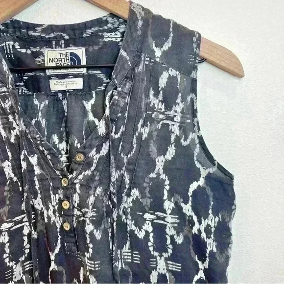 The North Face Women’s Sleeveless Sheer Blouse Top Size Small - Picture 3 of 11